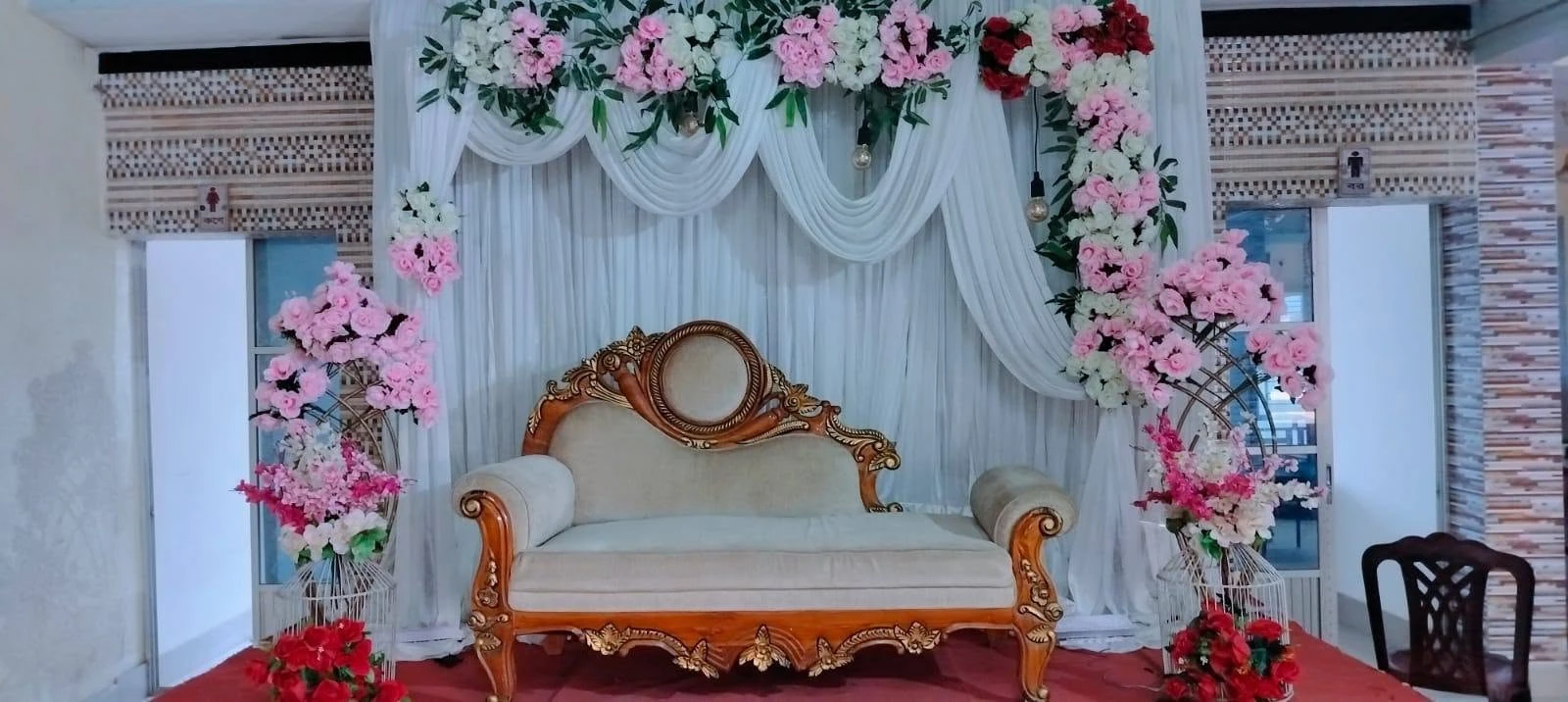 সাদা ও গোলাপি ফুলের মঞ্চ