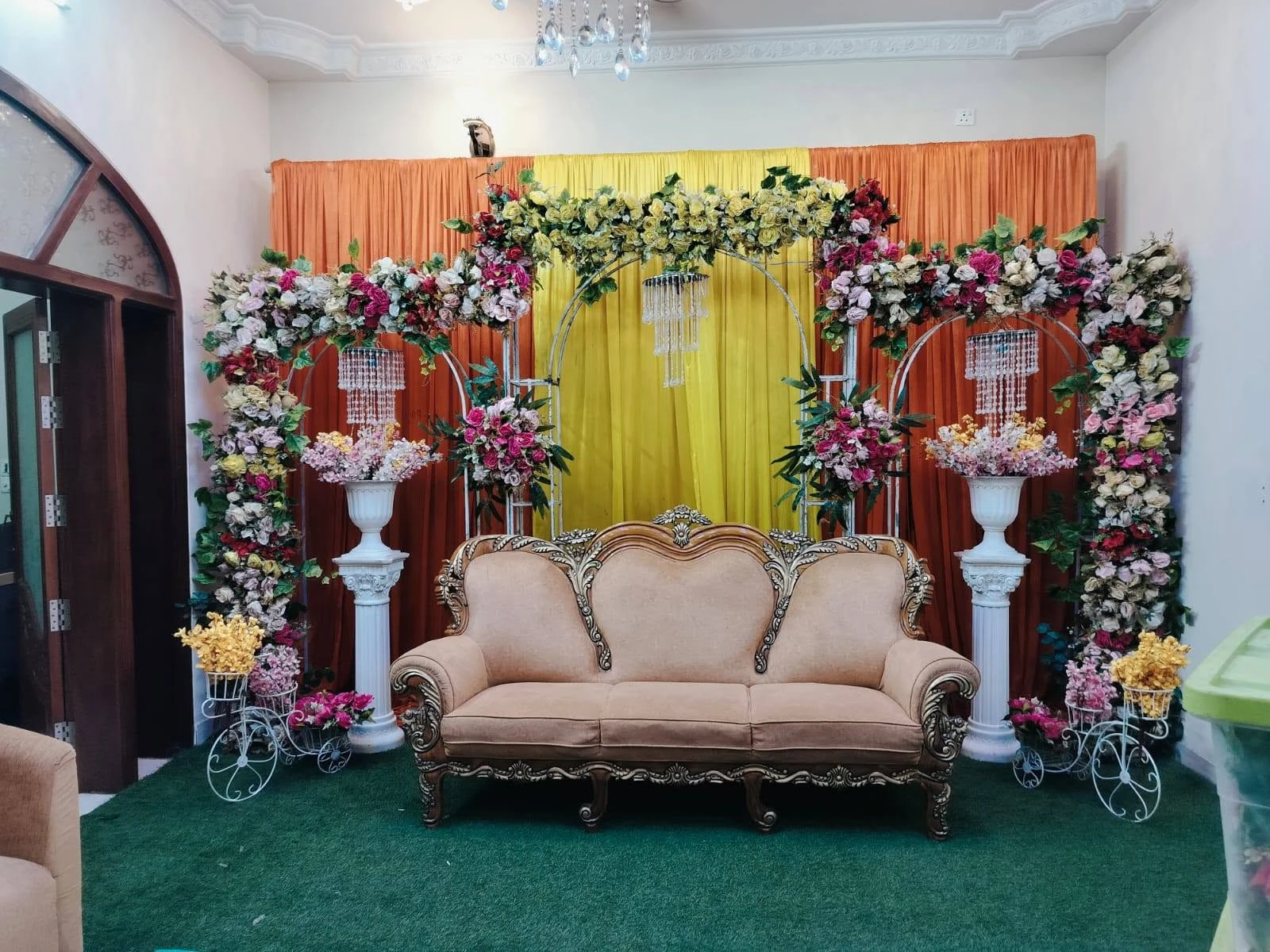 ফুলে সাজানো ঘরোয়া আয়োজন